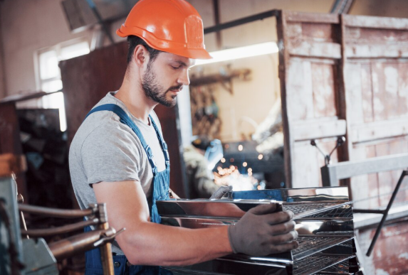 Facas de Corte e Vinco: Como Escolher os Tipos Certos e Otimizar Custos para Seu Projeto